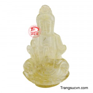 Đặc trưng với những sợi Rutile vàng li ti bên trong, viên đá tỏa ra ánh sáng ấm áp và tĩnh tại, như ánh hào quang của Phật.