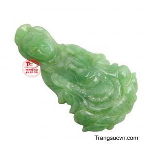 Món trang sức này không chỉ tôn vinh giá trị của ngọc quý mà còn là vật phẩm để người đeo cảm nhận được sự che chở.