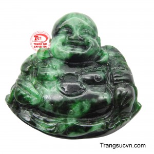Mặt dây được chế tác từ Ngọc Jadeite tự nhiên, với màu xanh lục đậm nhạt xen kẽ, viên ngọc mang đến cảm giác mát lành và sức sống từ thiên nhiên.