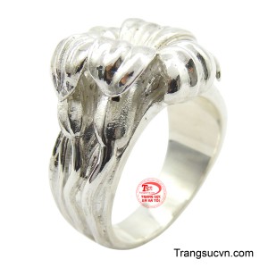 Nhẫn bạc nam phong độ thể hiện phong thái nam tính mạnh mẽ. 