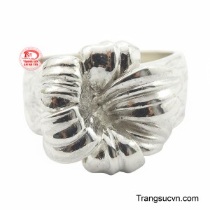 Mặt nhẫn được chạm khắc với các chi tiết rất tinh tế, chân thực và sống động tao nên một phong cách mạnh mẽ của quý ông.