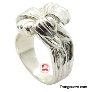 Nhẫn được chế tác từ bạc với bản nhẫn rộng, tạo cảm giác vững chãi và ấn tượng khi đeo.