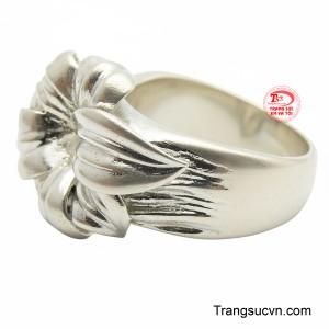 Món trang sức này không chỉ là phụ kiện thời trang mà còn là biểu tượng của sự uy dũng và thành công. Sản phẩm chính là món quà ý nghĩa dành tặng cho người đàn ông mà bạn yêu quý. 