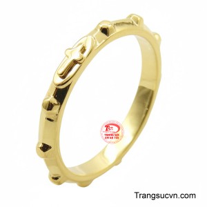 Nhẫn công giáo phước lành với kiểu dáng đai trơn, được chạm khắc nổi hình thập giá ở trung tâm.