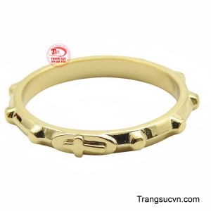 Sự kết hợp giữa thánh giá và các hạt tròn tạo nên món trang sức ý nghĩa này, thể hiện niềm tin kính sâu sắc của người Công giáo đối với Chúa.