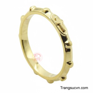 Đặc biệt, đai nhẫn được thiết kế với các hạt bi nổi đều đặn, gợi lên hình ảnh chuỗi Mân Côi thu nhỏ.