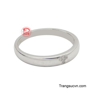 Điểm nhấn duy nhất là chi tiết thánh giá được tạo hình tinh xảo từ những hạt đá nhỏ lấp lánh, đính chìm ở mặt trên.