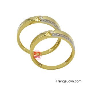 Thiết kế đối xứng, kết hợp giữa bề mặt trơn và nạm đá, thể hiện sự hòa hợp và cân bằng hoàn hảo của đời sống hôn nhân.