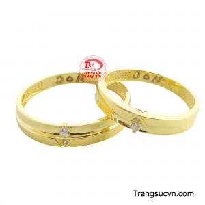 Nhẫn cưới hạnh phúc đính đá là một biểu tượng tuyệt vời cho sự gắn kết và hạnh phúc trọn vẹn.