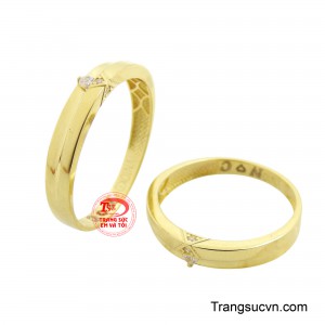 Điểm nhấn tinh tế là viên đá nhỏ được đính ở trung tâm mỗi chiếc, tượng trưng cho sự hòa hợp và ánh sáng hy vọng trong cuộc sống hôn nhân.