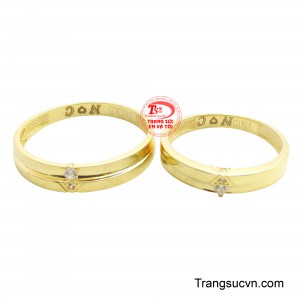 Nhẫn được chế tác từ vàng vàng 10k, với thiết kế tối giản nhưng đầy ý nghĩa, nổi bật với một đường kẻ ngang chia đôi mặt nhẫn.