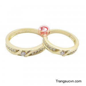 Nhẫn cưới thủy chung vàng 18k là một lời tuyên thệ thủy chung được khắc họa một cách tinh xảo và hiện đại.