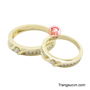 Cặp nhẫn được chế tác từ vàng 18k lấp lánh, mang sắc thái ấm áp và vĩnh cửu của tình yêu.