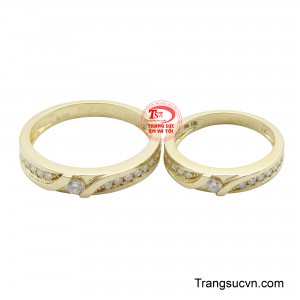 Thiết kế nổi bật với dải Moissanite được nạm nửa vòng nhẫn, thể hiện sự rực rỡ và đầy đủ của cuộc sống hôn nhân.