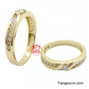 Đặc biệt, một viên đá chủ được đính lệch, tạo nên một đường cong mềm mại và duyên dáng, tượng trưng cho sự đồng hành và gắn kết không thể tách rời.