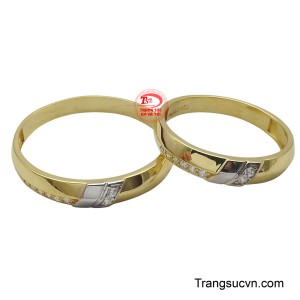 Chiếc nhẫn hình tròn không có điểm đầu hay điểm cuối tượng trưng cho tình yêu vĩnh cửu và là lời hứa chung thủy, cùng nhau xây dựng cuộc sống.