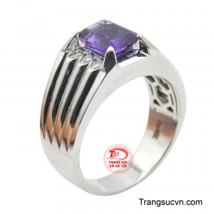 Nhẫn nam Thạch anh tím vàng trắng 14K được chế tác từ vàng trắng 14K sáng bóng, nhẫn có thiết kế mạnh mẽ với các đường kẻ chéo nổi bật trên đai nhẫn, thể hiện sự quyết đoán và hiện đại.