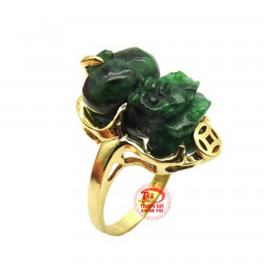 Nhẫn ngọc tỳ hưu bọc vàng 14K chế tác từ vàng cao cấp, với phần đai nhẫn chạm khắc tinh xảo và các chi tiết uốn lượn ôm trọn linh vật. 