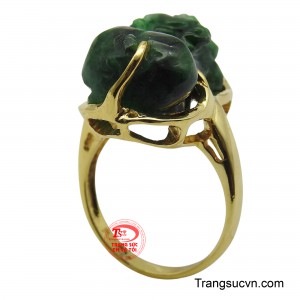 Điểm nhấn là linh vật Tỳ Hưu được điêu khắc từ ngọc xanh đậm thể hiện sức mạnh và sự linh thiêng.