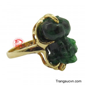 Hình ảnh đồng xu cổ nhỏ gắn bên cạnh càng nhấn mạnh ý nghĩa phú quý, sung túc.