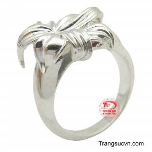 Nhẫn nữ bạc hoa văn nổi bật với vẻ đẹp của bông hoa ly mang lại sự thanh lịch và kiêu sa cho người đeo.