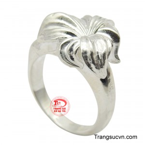 Được chế tác từ bạc cao cấp, nhẫn có thiết kế mở, với bông hoa ly ba cánh nở rộ đầy ấn tượng ở trung tâm, cánh hoa vươn cao, tượng trưng cho sự thuần khiết và thăng hoa.
