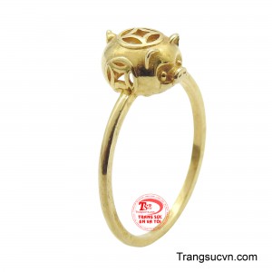 Nhẫn nữ chú heo vàng 10K với một thiết kế ngộ nghĩnh và độc đáo, lấy cảm hứng từ hình tượng chú heo con đáng yêu. 