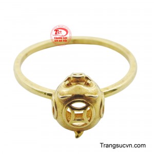 Mặt trên của chú heo được chạm khắc rỗng họa tiết hình đồng tiền, tạo nên sự kết hợp hài hòa giữa yếu tố nghệ thuật và ý nghĩa phú quý, sung túc truyền thống.