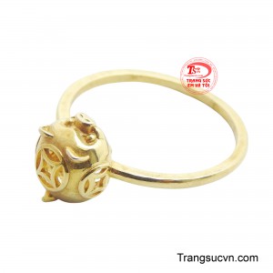 Đây là món trang sức thể hiện sự vui vẻ, tươi tắn và là vật phẩm phong thủy tinh tế cho người phụ nữ yêu thích sự khác biệt và may mắn ẩn giấu.