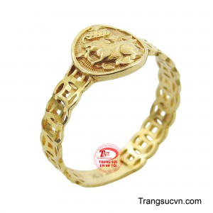 Nhẫn nữ kim tiền tuổi tý được chế tác từ vàng vàng, với phần đai chạm khắc họa tiết kim tiền rỗng tinh xảo, tượng trưng cho dòng chảy thịnh vượng.