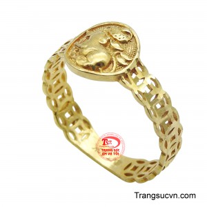 Điểm nhấn chính là mặt nhẫn hình bầu dục, nổi bật với linh vật chuột được chạm nổi, thể hiện sự nhanh nhẹn và thông minh.