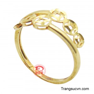 Nhẫn được chế tác từ vàng 10k, với phần đai nhẫn mảnh dẻ, duyên dáng.