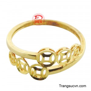 Điểm nhấn chính là ba hình đồng xu kim tiền được chạm khắc rỗng, xếp liền kề nhau, tượng trưng cho sự kết nối vĩnh cửu và dòng chảy thịnh vượng không ngừng.