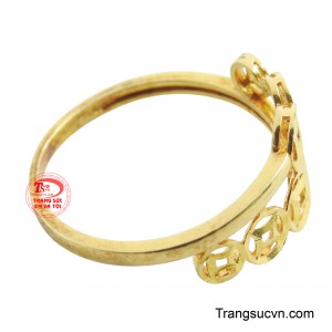 Thiết kế trạm trổ tinh xảo, rỗng ở giữa làm tăng vẻ thanh thoát và nhẹ nhàng cho chiếc nhẫn.