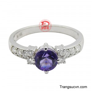 Tâm điểm là viên đá Thạch Anh Tím (Amethyst) hình tròn được cắt mài lấp lánh, mang sắc tím huyền bí và lãng mạn.
