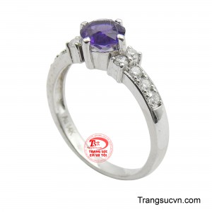 Nhẫn được chế tác từ vàng trắng, với thiết kế đai nhẫn mảnh, thanh lịch. 