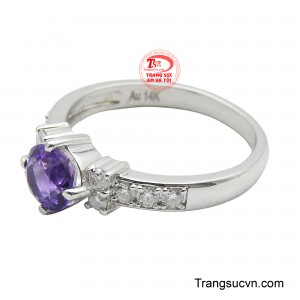 Viên đá chủ được nâng đỡ bởi bốn chấu chắc chắn, kết hợp với các viên đá Moisanite nhỏ chạy dọc phần vai nhẫn, tạo điểm nhấn rực rỡ và làm tăng thêm sự nữ tính cho tổng thể.