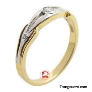 Nhẫn nữ trẻ trung ấn tượng vàng 14k là sự kết hợp hai sắc thái kim loại vàng màu và vàng trắng để tạo nên sự tương phản ấn tượng.