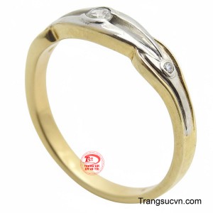 Chiếc nhẫn với kiểu dáng đai xoắn nhẹ nhàng ôm trọn ngón tay.