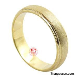 Bề mặt nhẫn được xử lý bằng kỹ thuật phay xước, tạo nên một dải sáng mịn màng và độc đáo chạy dọc trung tâm.