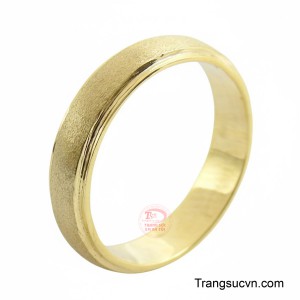 Nhẫn nữ trơn vàng tây 10K được chế tác từ vàng vàng 10k, với bản nhẫn rộng vừa phải, thể hiện sự chắc chắn và bền bỉ theo thời gian.