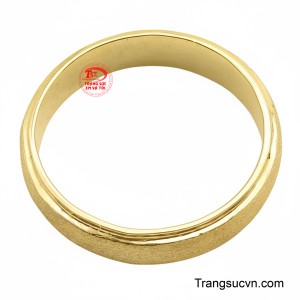 Một chiếc nhẫn đơn giản giúp bạn dễ dàng phối với những bộ đồ khác nhau tạo nên một phong cách cho riêng mình.