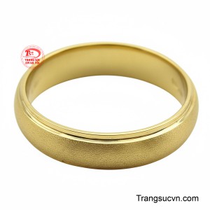 Sự tối giản trong thiết kế làm nổi bật sự thanh lịch và nhã nhặn, hoàn hảo cho người phụ nữ yêu thích phong cách không cầu kỳ mà vẫn sang trọng.