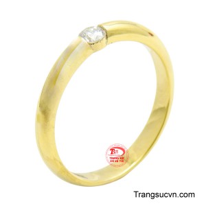 Nhẫn nữ trơn vàng tây gắn đá với kiểu dáng đai trơn, được đánh bóng sáng loáng trên toàn bộ bề mặt.