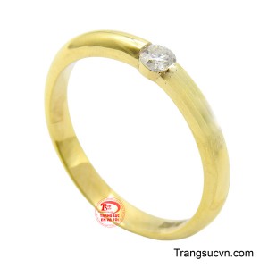 Điểm nhấn duy nhất là viên đá nhỏ trắng lấp lánh được đính chìm tinh tế ở trung tâm, tạo nên sự bất ngờ và thu hút ánh nhìn một cách kín đáo.