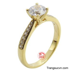 Nhẫn nữ vàng tây 18K kiêu sa với một thiết kế kiêu sa và lộng lẫy, phô diễn vẻ đẹp rực rỡ của đá quý. 