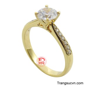 Được chế tác từ vàng 18k cố độ bền đẹp và sáng bóng theo thời gian.