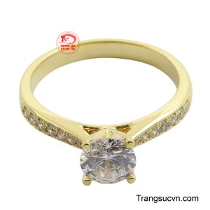 Chiếc nhẫn nổi bật với viên đá chủ trắng tinh khiết được nâng đỡ bằng bốn chấu cao. 