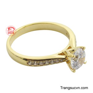 Sự kết hợp giữa tông vàng ấm áp và sắc trắng rực rỡ của những viên đá tạo nên món trang sức thanh lịch và đẳng cấp, hoàn hảo cho những quý cô yêu thích vẻ đẹp sang trọng và cổ điển.