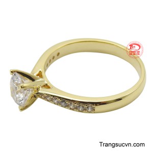 Hai bên vai nhẫn được nạm một hàng đá nhỏ lấp lánh, tạo nên đường cong duyên dáng và tăng cường tối đa độ bắt sáng.